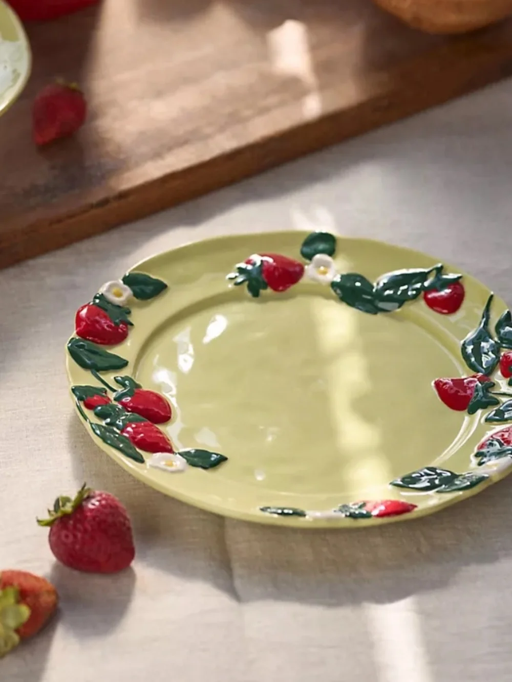 Anthropologie‎ Foster icon stoneware Chartreuse Strawberry Rim Ceramic Plate